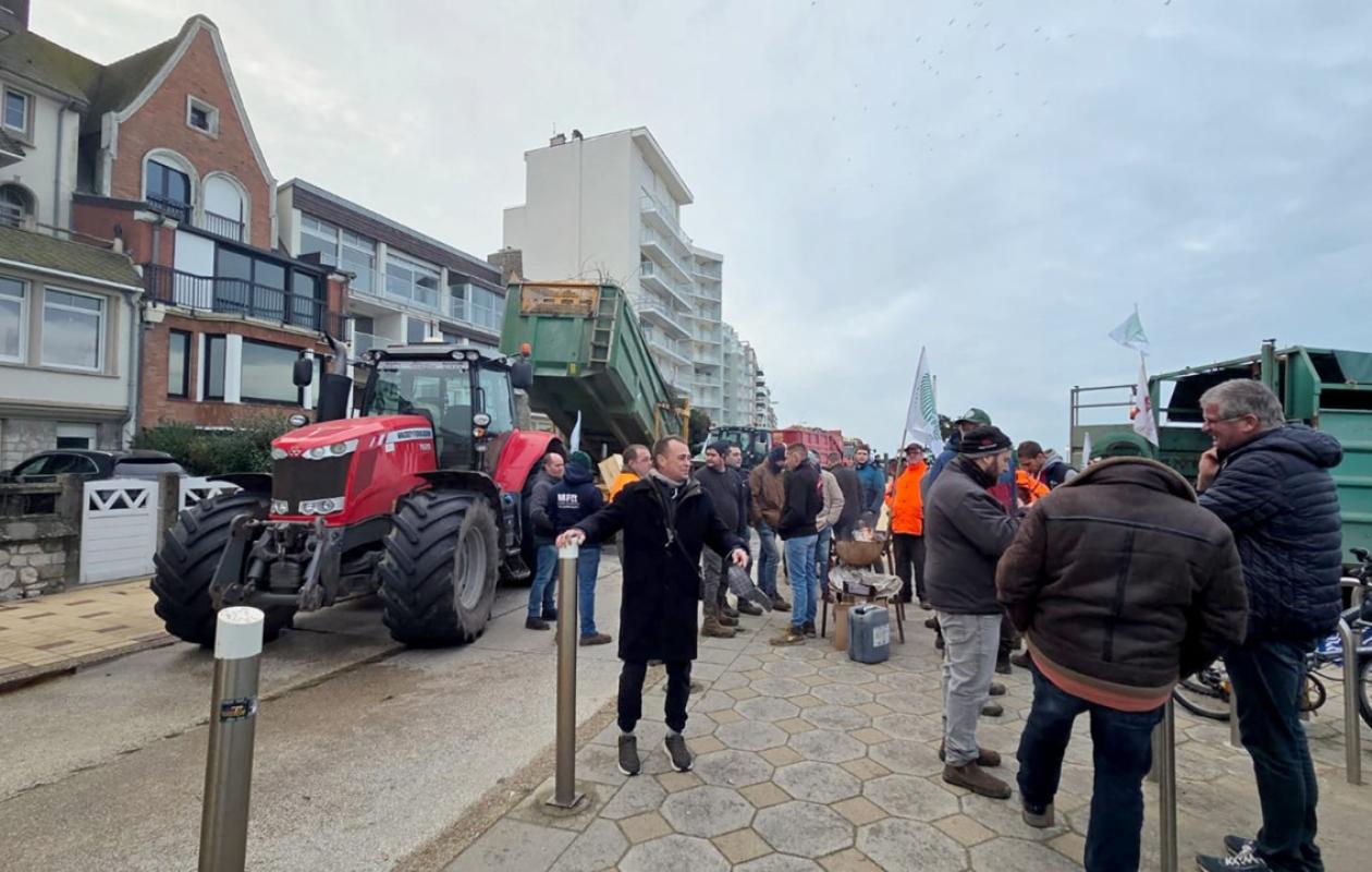 France : Des agriculteurs manifestent devant la villa des Macron au Touquet