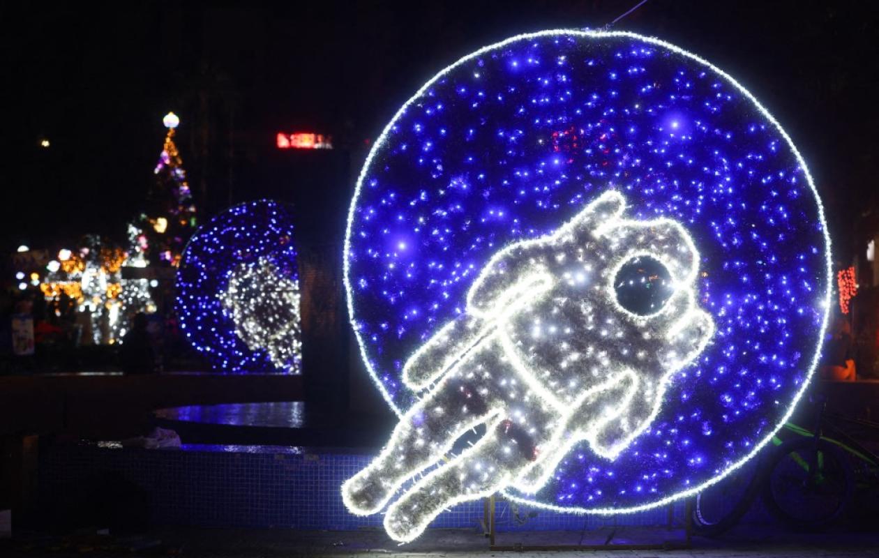 Dakar décroche la lune : Noël en apesanteur à la Place de l'Indépendance !