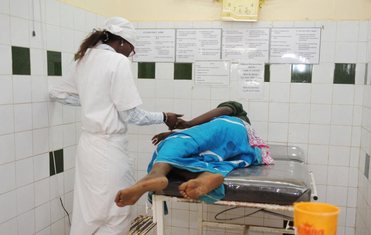 Exercice illégal de la profession de sage-femme : Ce que dit la loi