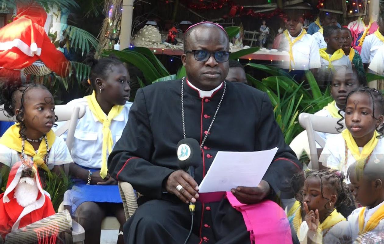 Noël 2025 : Les vœux de l'évêque de Ziguinchor entouré d'enfants, symbole de l’innocence et de paix