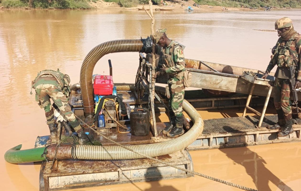 Saraya : 16 dragues illégales détruites sur le fleuve Falémé, deux individus interpellés