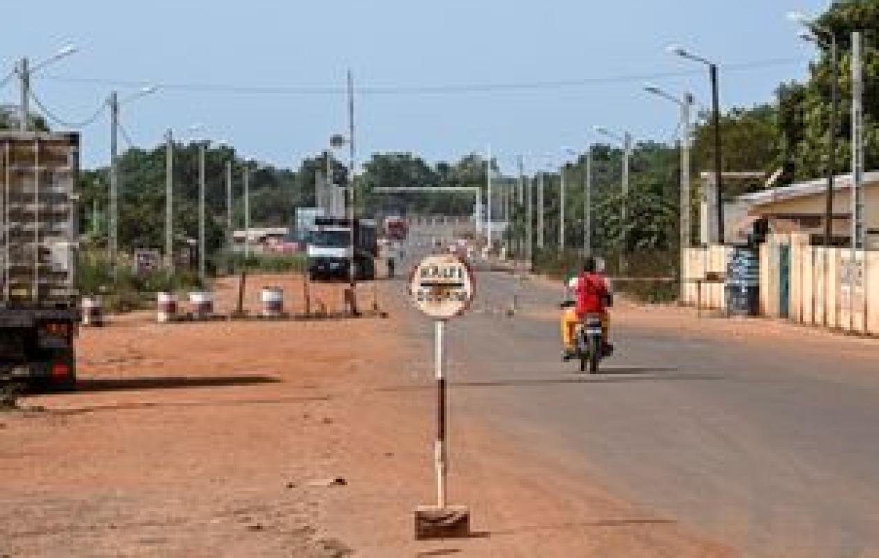 Législatives en Côte d’Ivoire : Un bœuf immolé en pleine rue, près de l’affiche d’une candidate