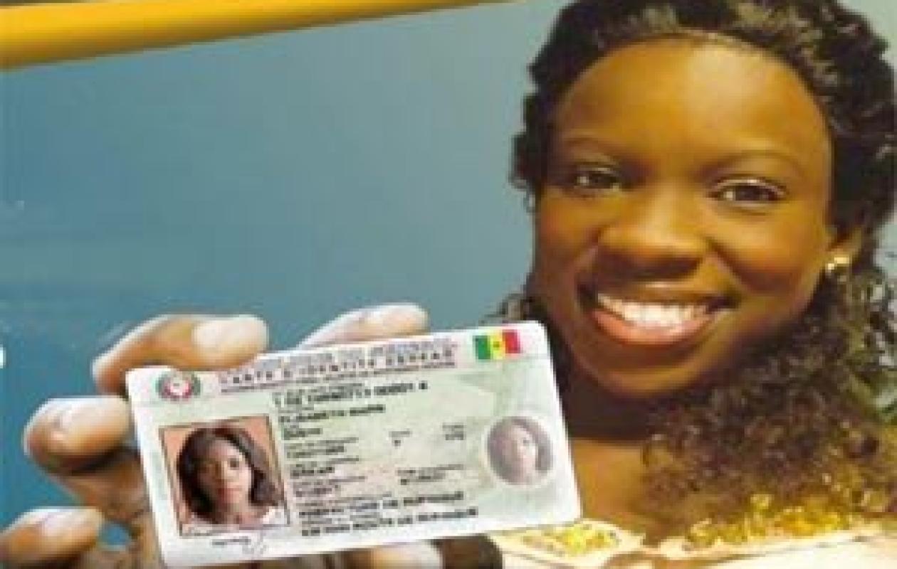 Carte d'identité biométrique : Les femmes voilées peuvent s'enrôler sans se décoiffer, selon le ministre de l'Intérieur