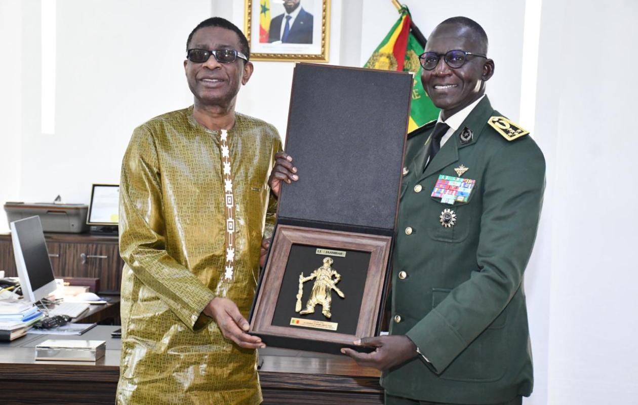 Armées : Youssou Ndour reçu par le Général  d’armée Mbaye CISSÉ (Cemga)