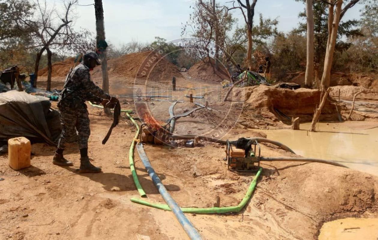 Kédougou : La gendarmerie démantèle un site d'orpaillage clandestin et détruit 17 machines