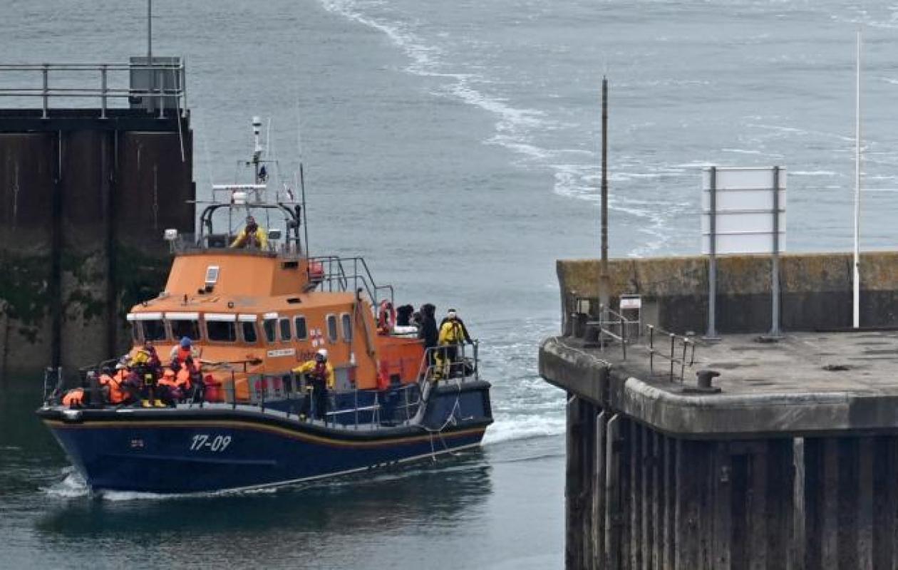 Royaume-Uni : les téléphones portables des migrants arrivant de la Manche vont désormais être saisis