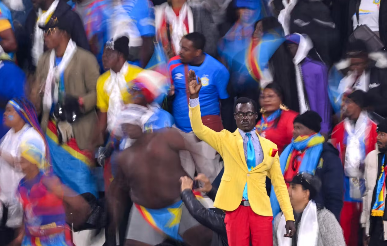 Figé pendant toute la durée des matchs des Léopards dans la posture du héros national Patrice Lumumba, Michel Kuka fait le tour des réseaux