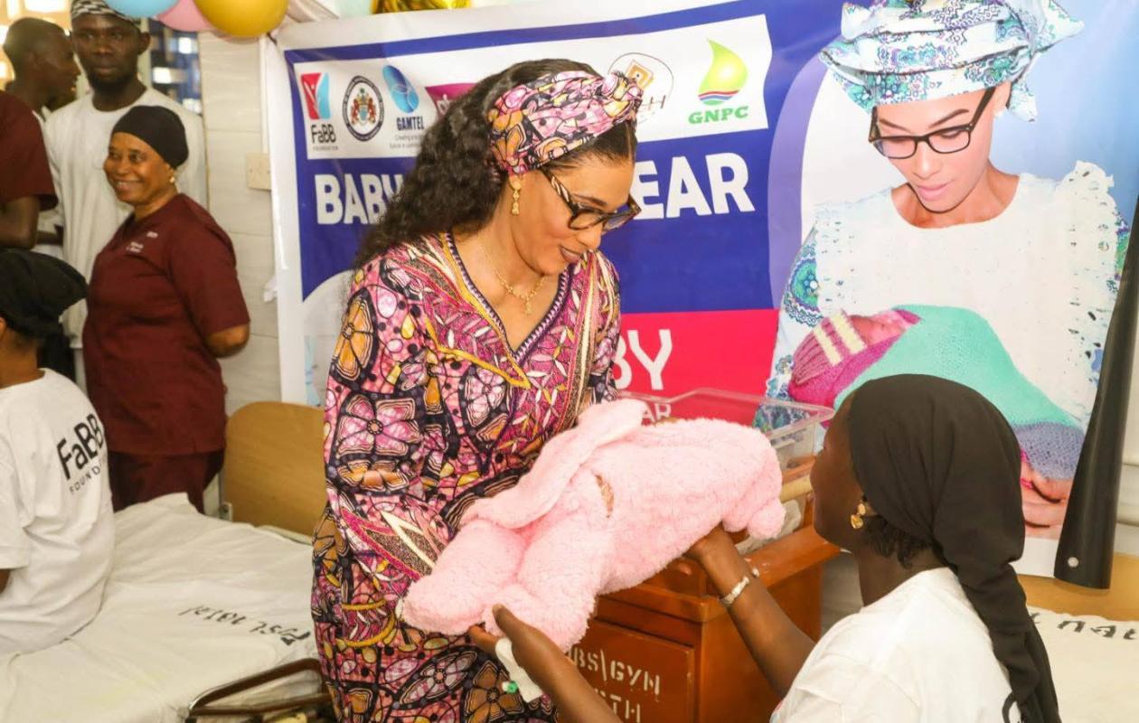 Gambie : L’énorme cadeau de la première dame aux premiers bébés de l’an 2026