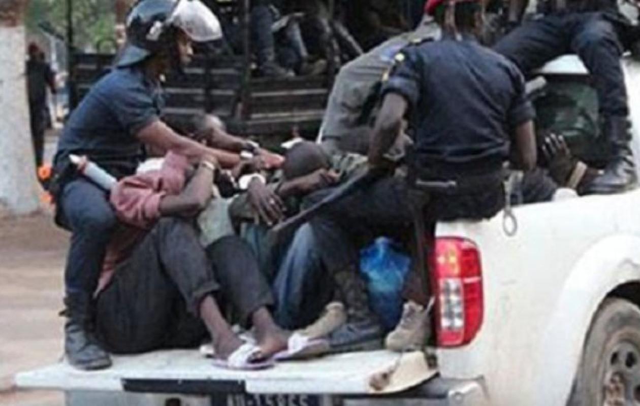 Agressions à Guédiawaye : cinq suspects déférés, sept autres traqués