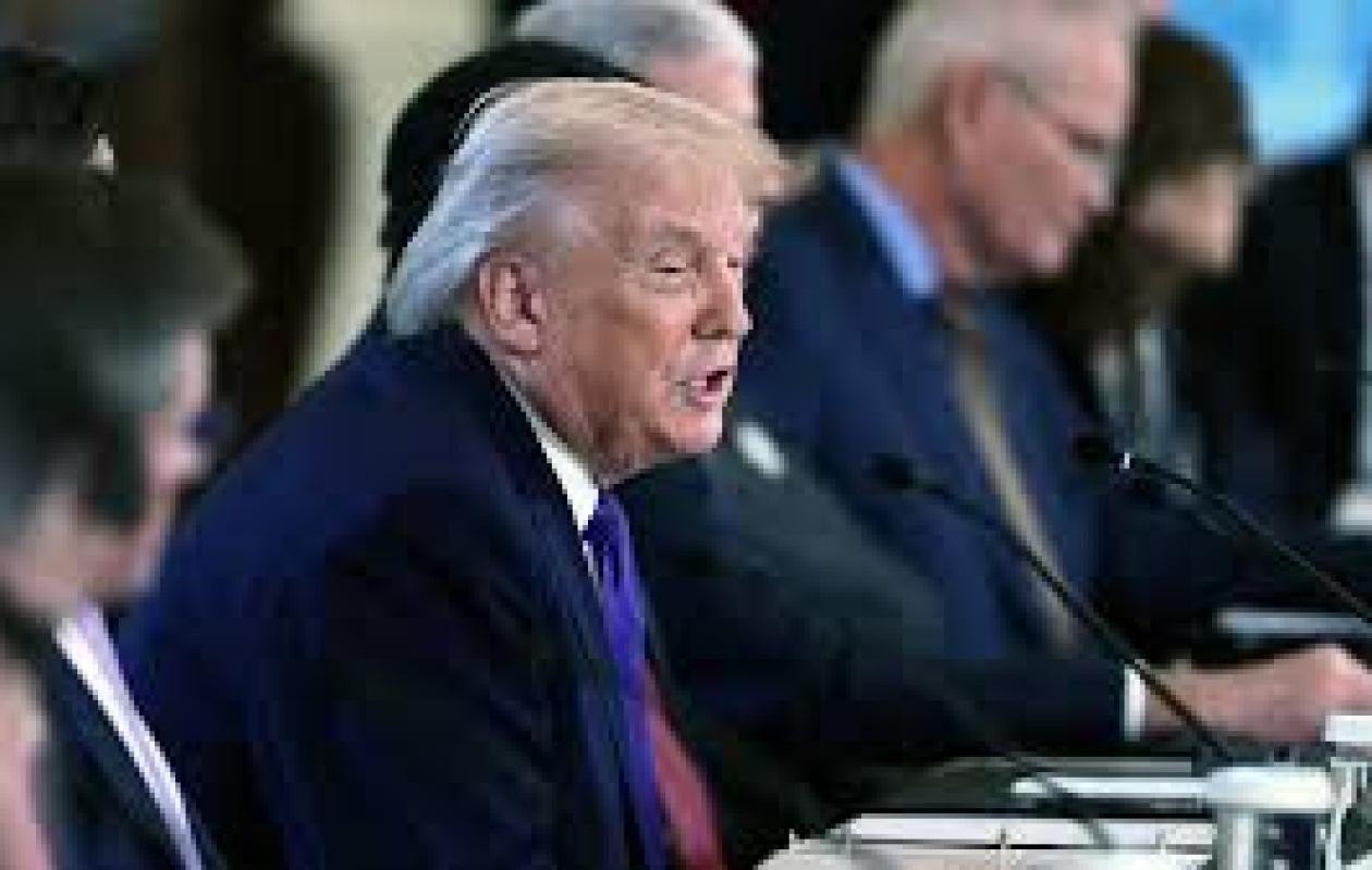 Trump organise des combats de MMA à la Maison-Blanche pour son 80e anniversaire, Macron «a gentiment changé les dates du sommet du G7»