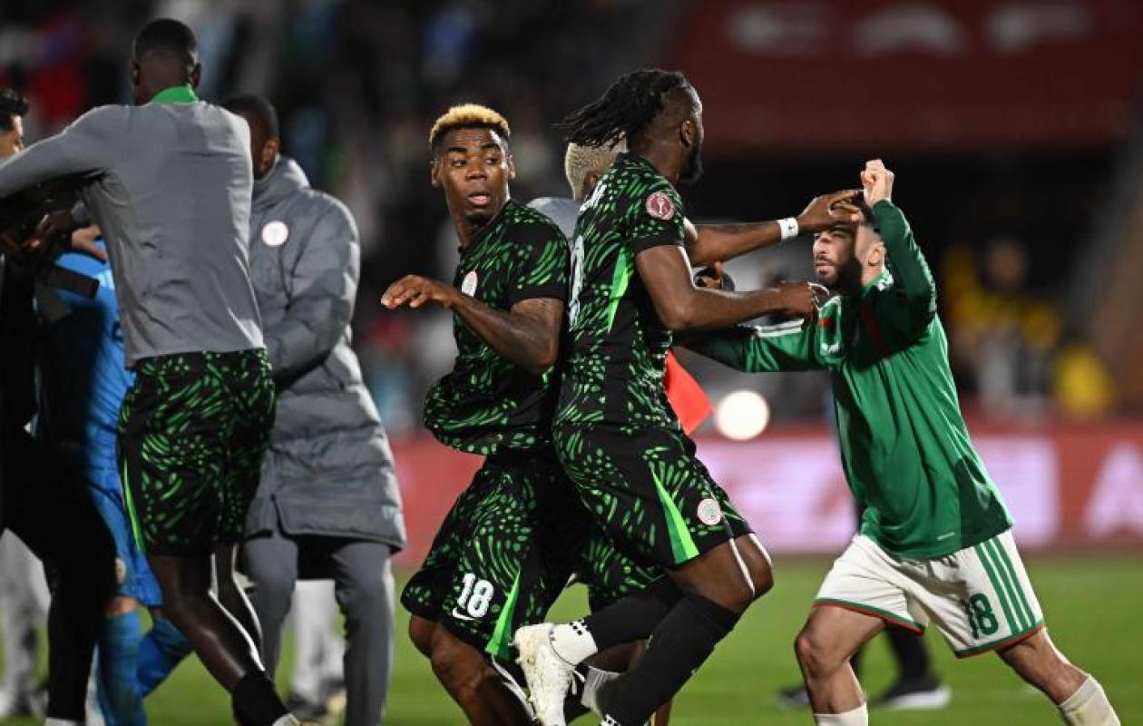 Can 2025: Le corps arbitral sénégalais pris en partie par des joueurs Algériens après leur défaite devant le Nigeria  (vidéo)