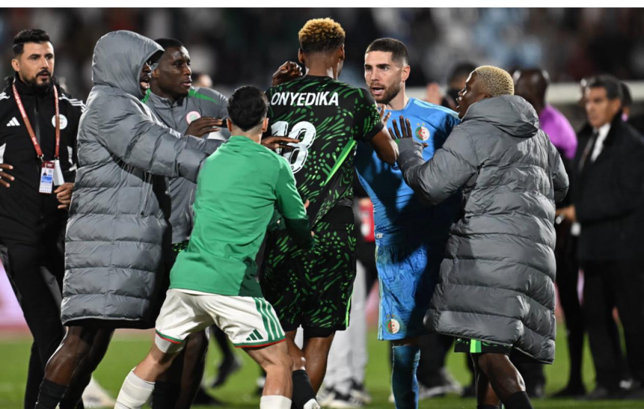 ALGÉRIE-NIGERIA: LUCA ZIDANE EXCÉDÉ, ARBITRE SOUS ESCORTE, ÉCHAUFFOURÉES EN TRIBUNES... GROSSES TENSIONS AU COUP DE SIFFLET FINAL