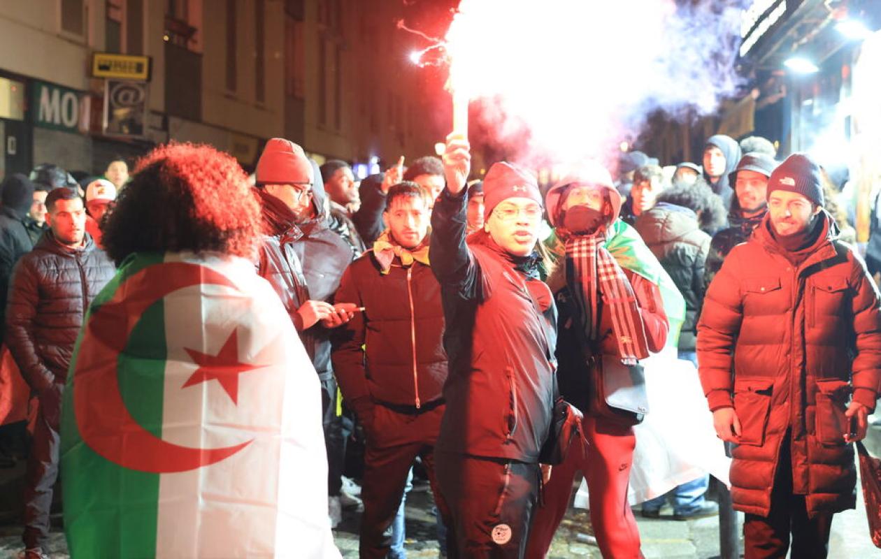 « Être Algérien, ça se célèbre » : malgré l’élimination de la CAN, les supporters des Fennecs enflamment Barbès