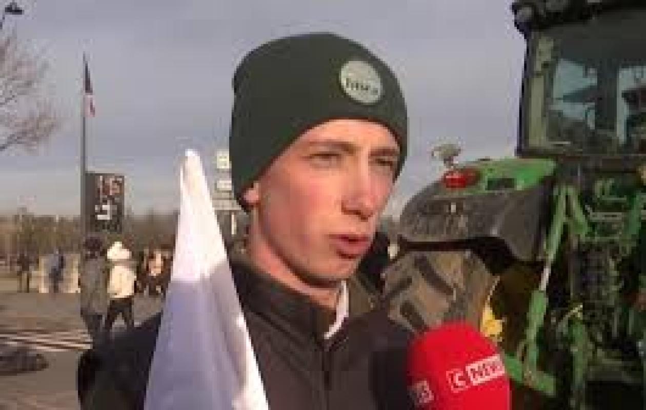 «Il faut que les Français achètent des produits français, c'est comme ça que l'on va sauver notre métier», plaide ce jeune agriculteur