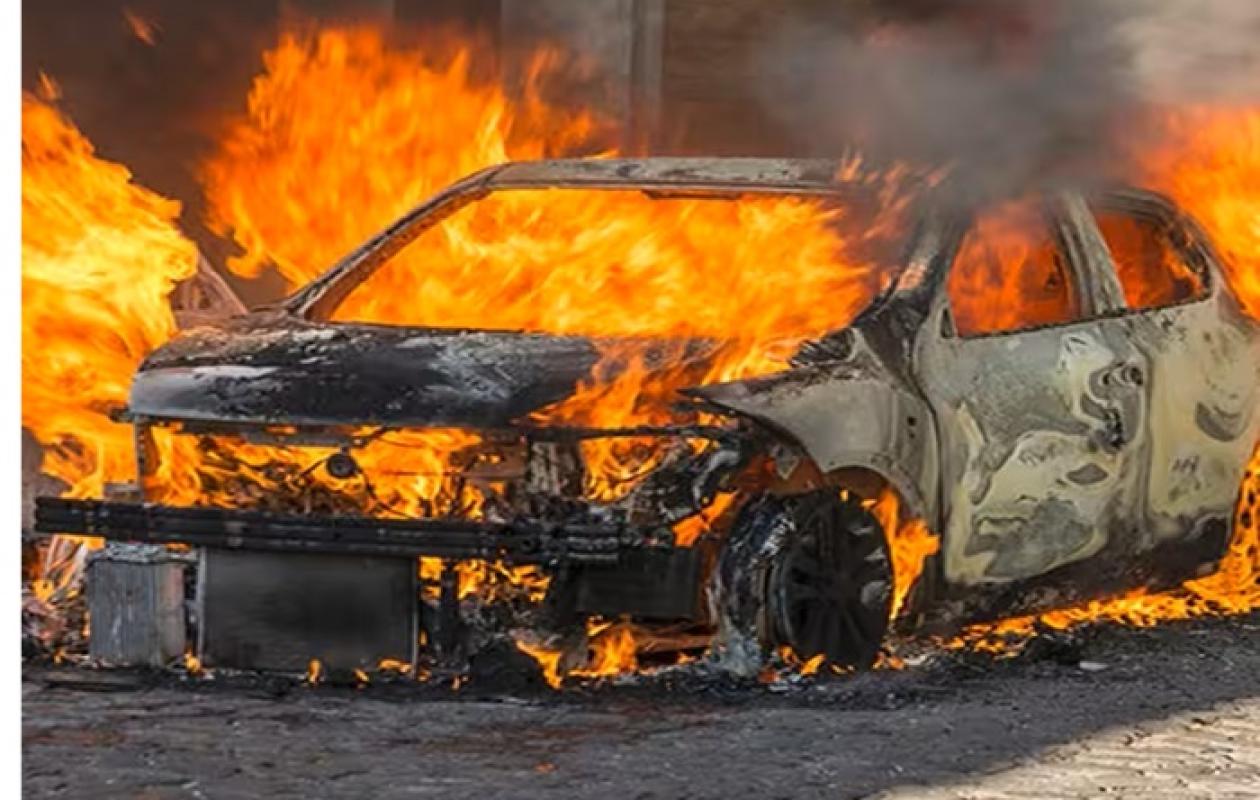 THIÈS : Un véhicule ravagé par les flammes près de la clinique « La Sagesse »