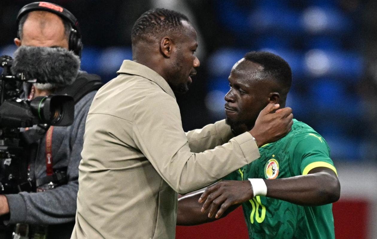 Un journaliste de TV5 encense Pape Thiaw : " Les joueurs sont prêts à aller à la guerre pour lui, alors qu'avant il y avait des clans"