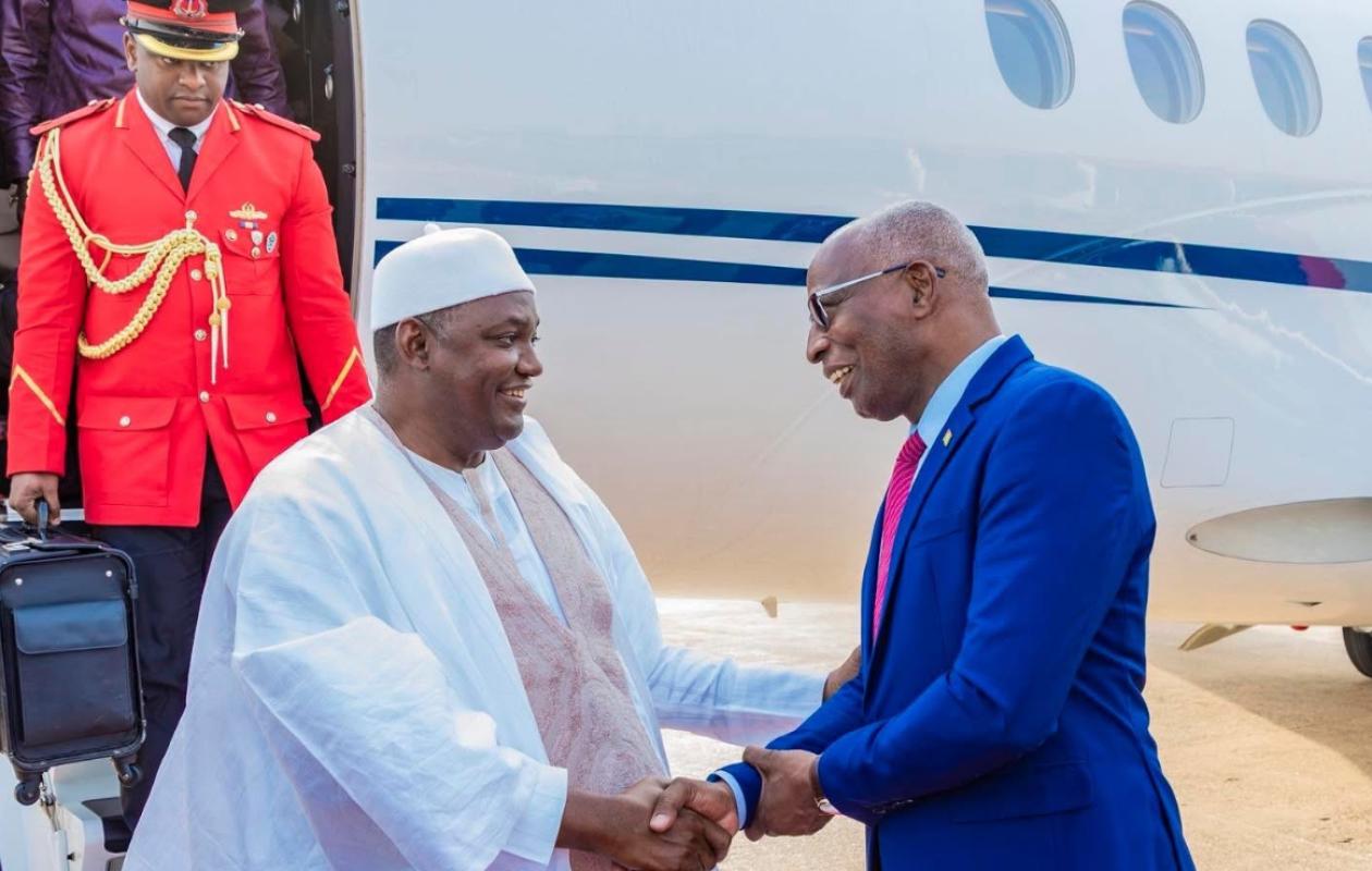 Investiture du président Mamadi Doumbouya : Le président gambien Adama Barrow est arrivé à Conakry