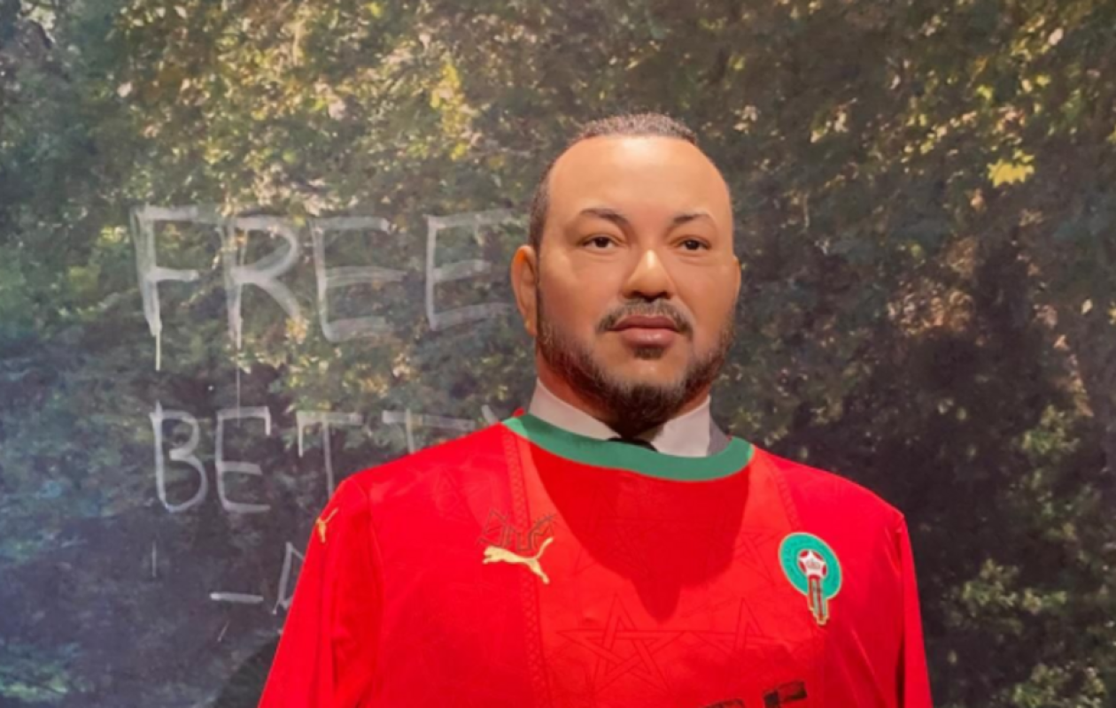 « Free Betty » : un collectif féministe s’en prend à la statue de Mohamed VI au musée Grévin à Paris