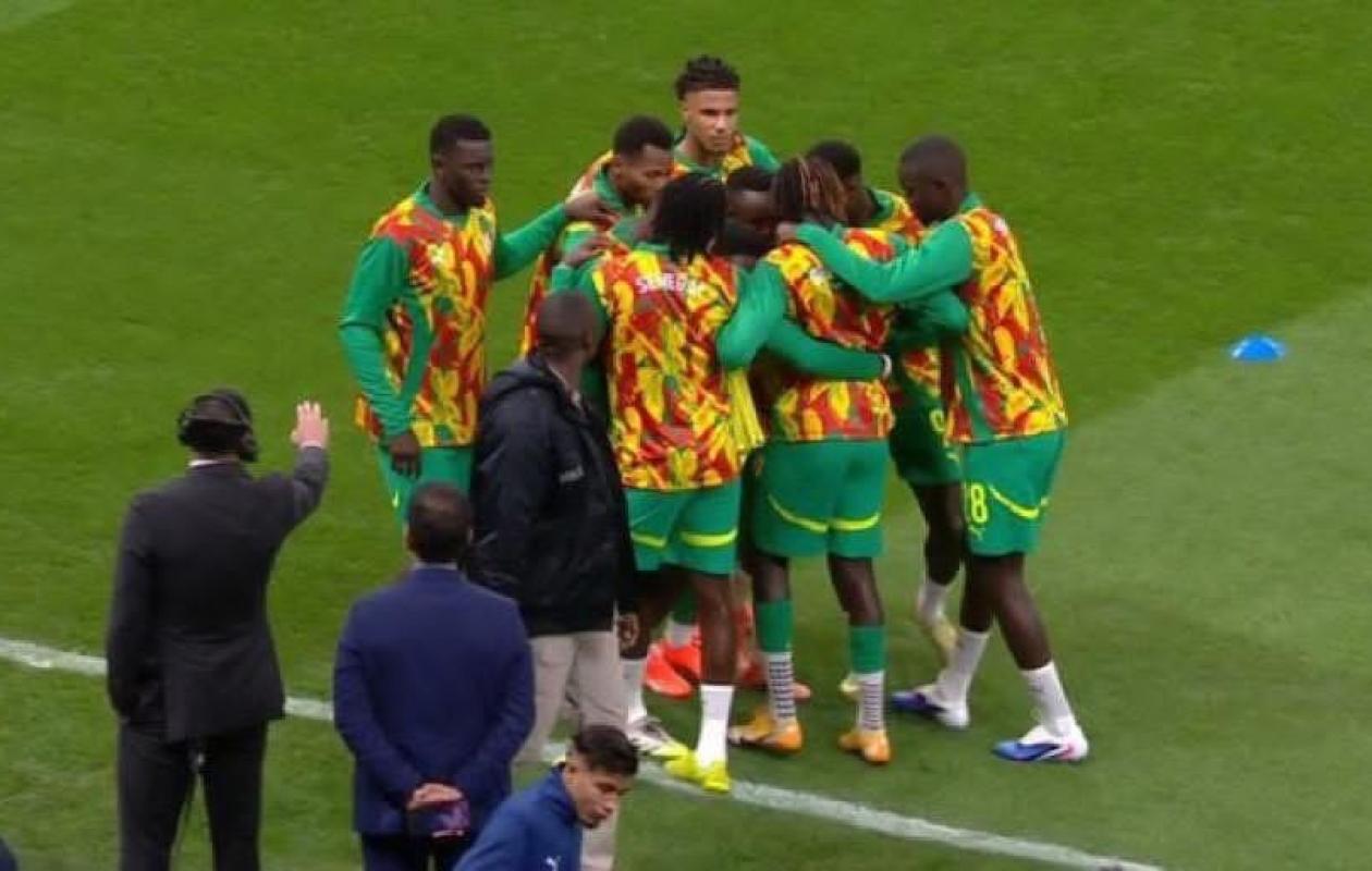 Sénégal-Maroc : Ousseynou Niang tombe à l’échauffement, ses coéquipiers l’exfiltrent du terrain (vidéo)
