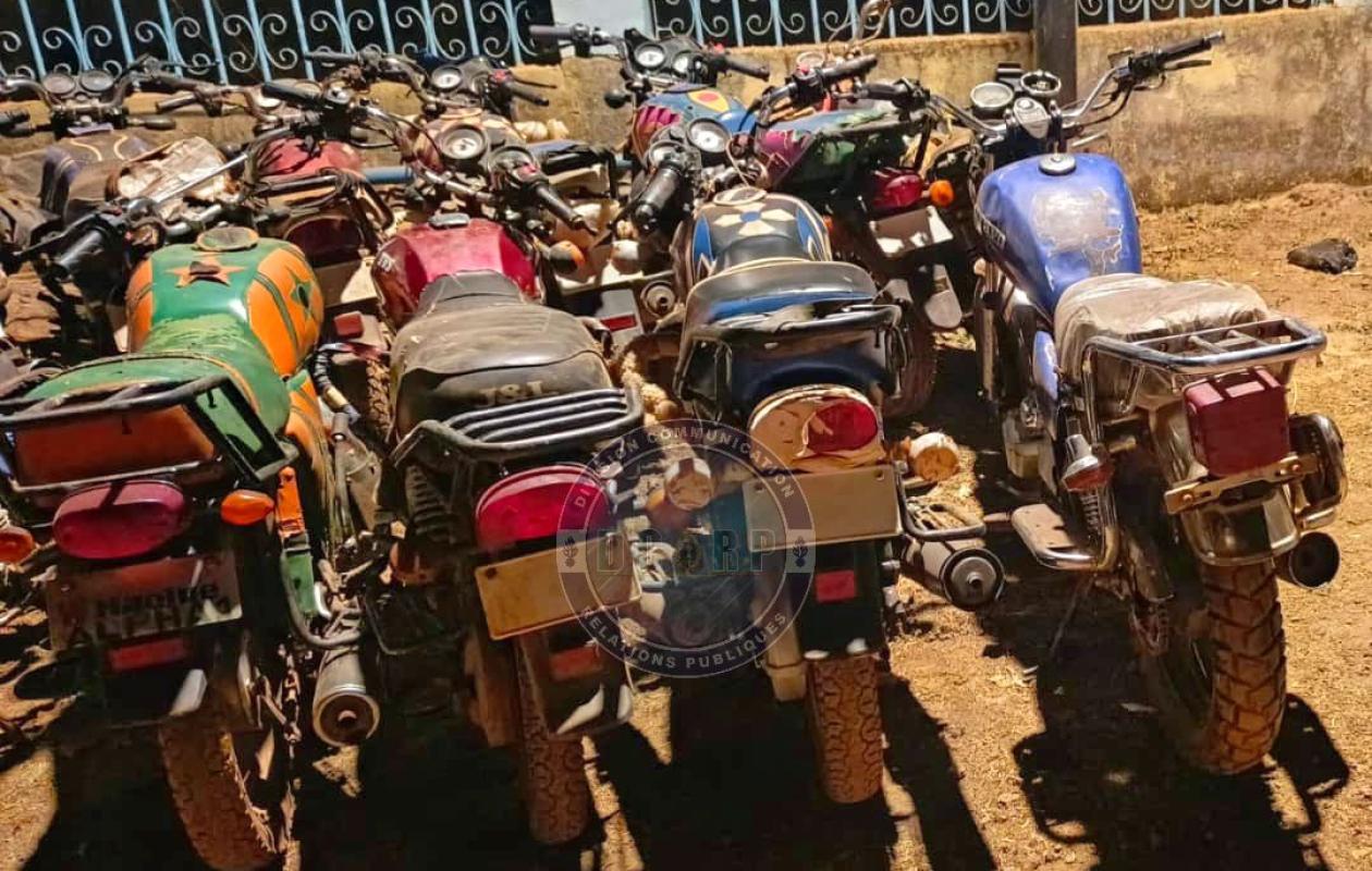Kédougou : 10 motos et 12 groupes électrogènes saisis par la gendarmerie dans un site aurifère clandestin