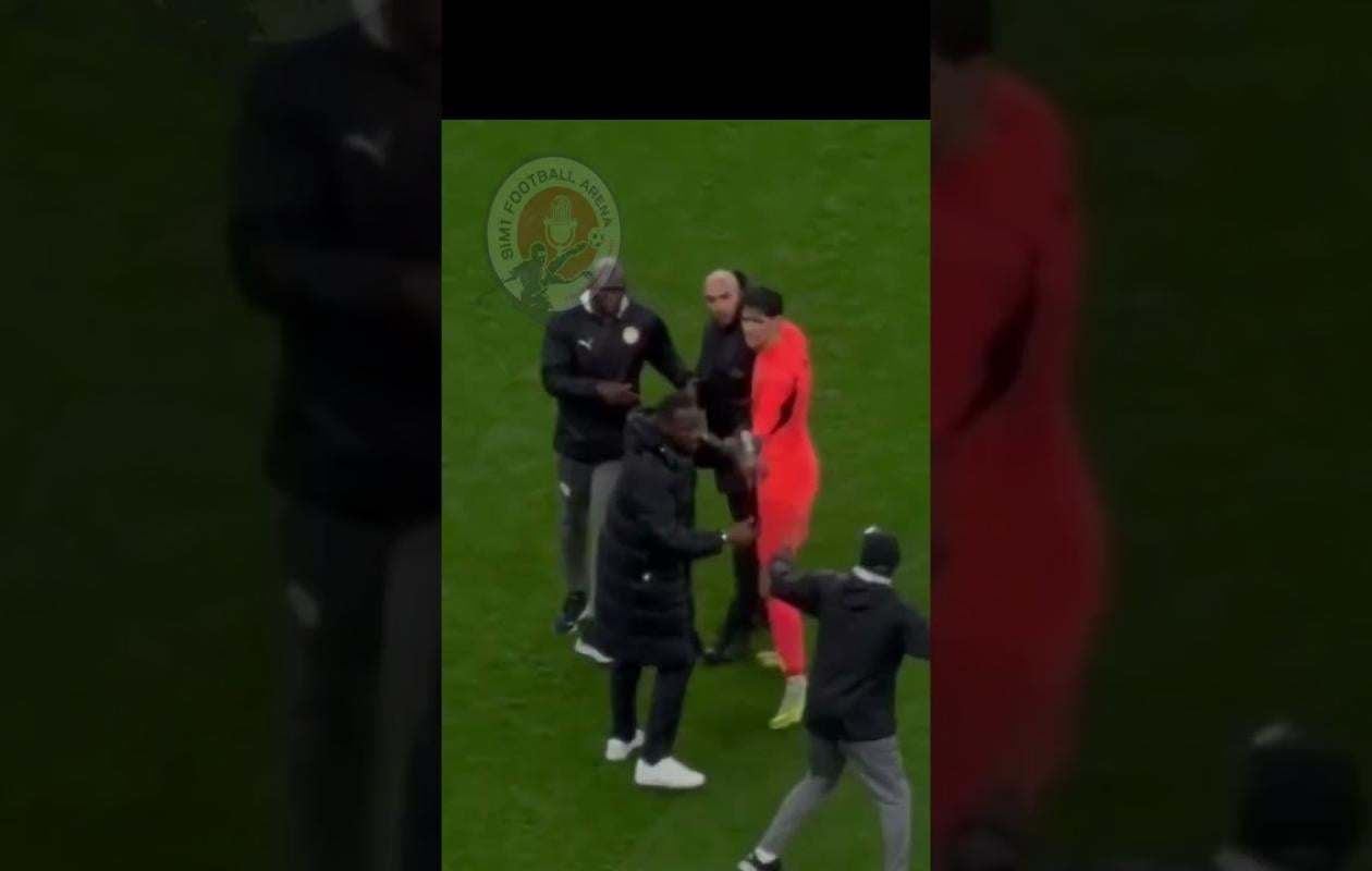 Sénégal - Maroc : Séparés par leur staff, les images de la dispute entre Pape Thiaw et Walid Regragui (vidéo)