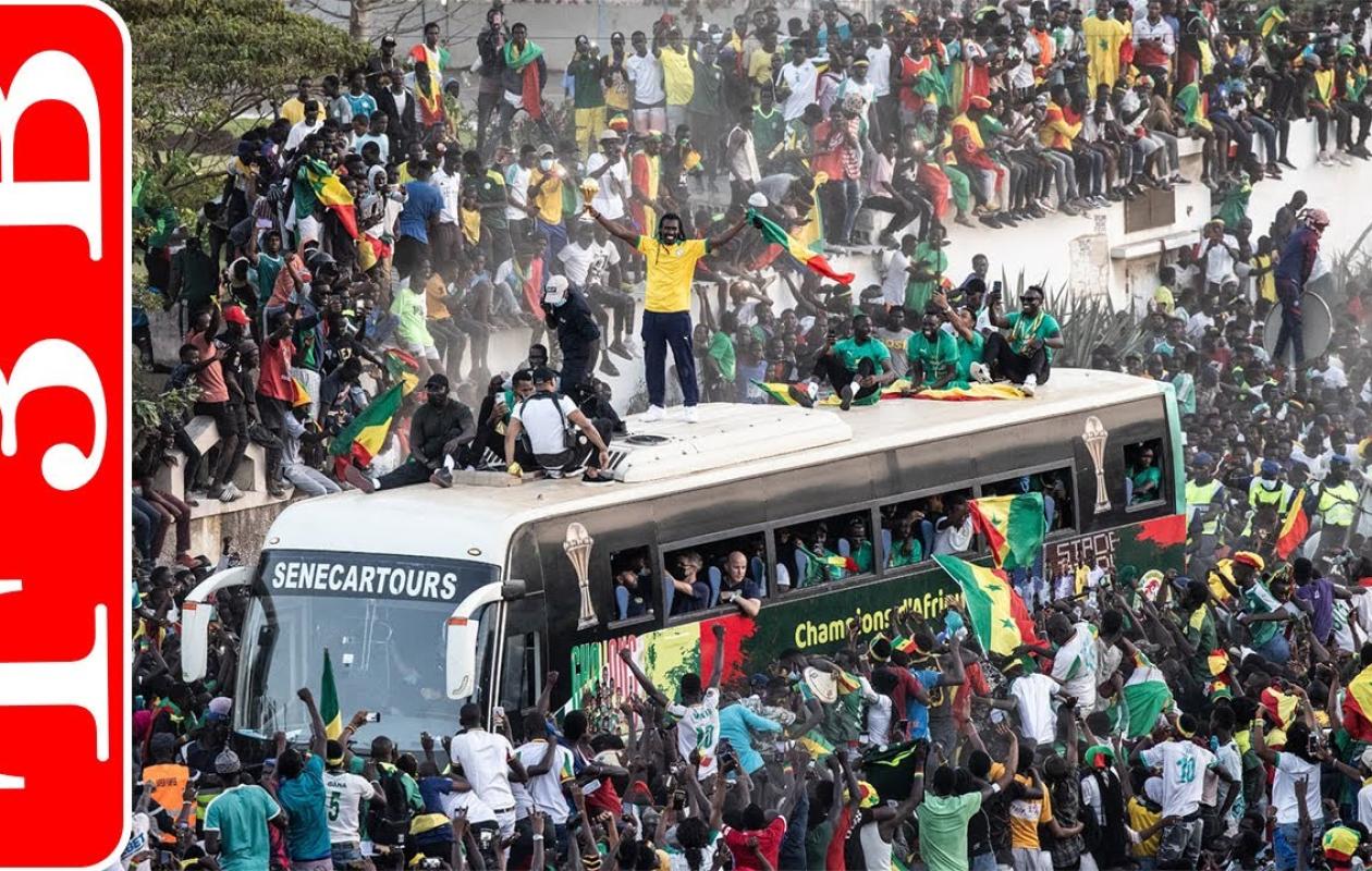 🛑  Les lions CHAMPIONS D'AFRIQUE: la grande parade dans Les rues de Dakar