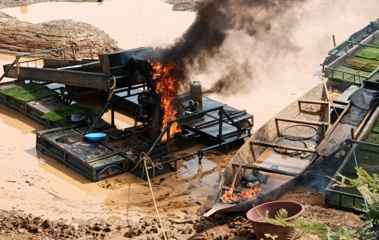 Lutte contre l’orpaillage illégal : Trois dragues et une pirogue détruites à Saeinsoutou