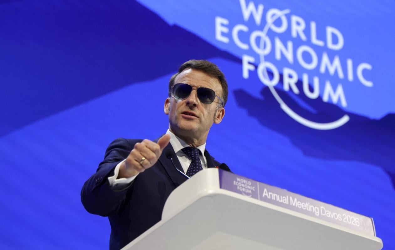 Quand les lunettes de Macron à Davos reflètent la rébellion à Trump