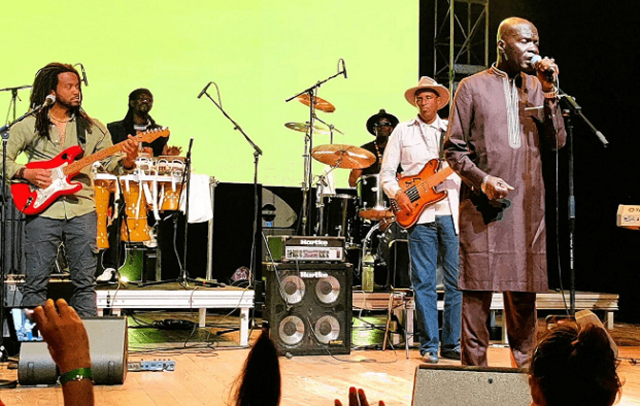 Concert d’Omar Pène à la place de la Nation : Une soirée placée sous le signe de la fraternité sénégalo-marocaine