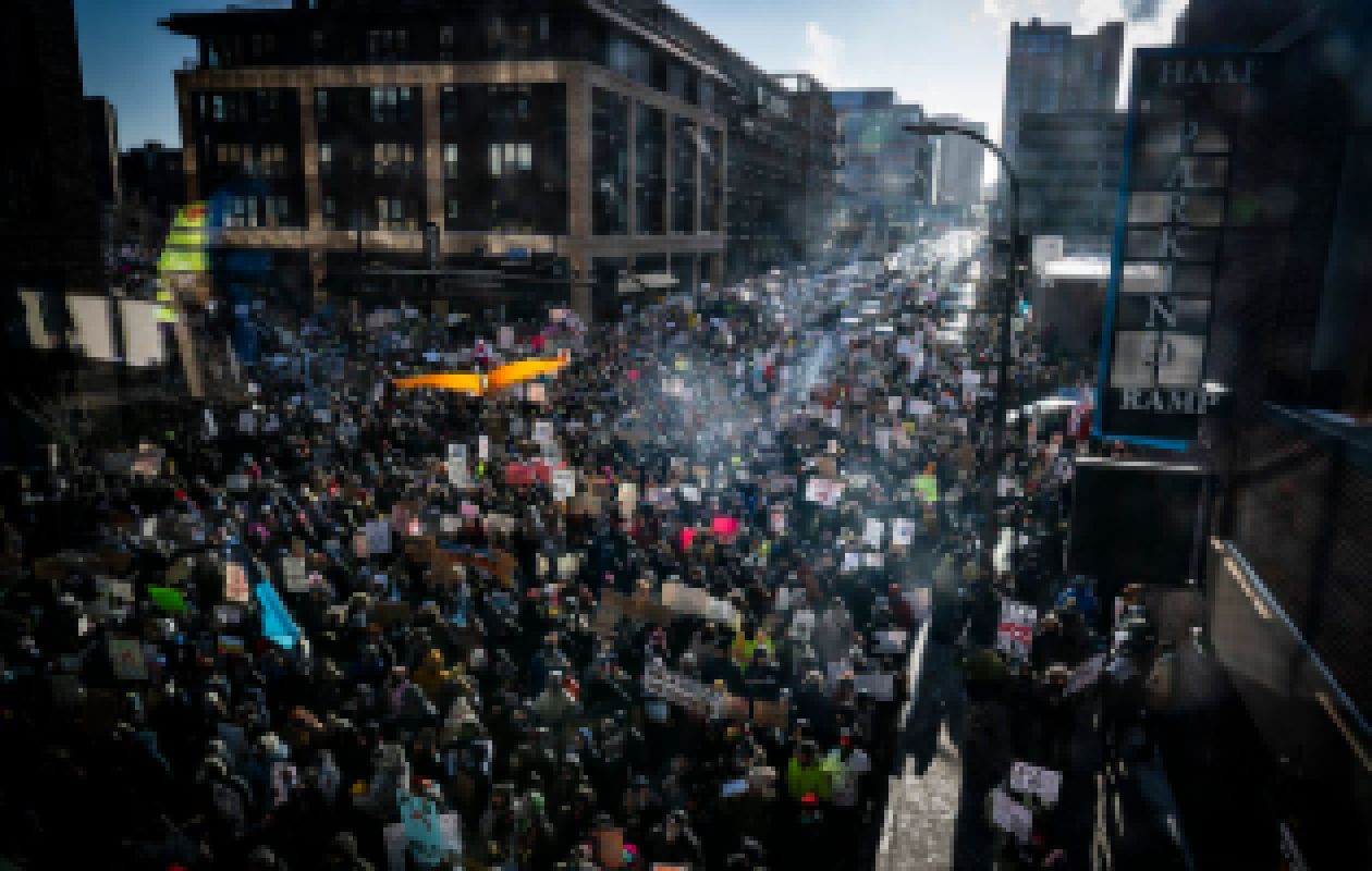 Etats-Unis : Des milliers d’Américains défilent à Minneapolis contre la politique migratoire de Trump