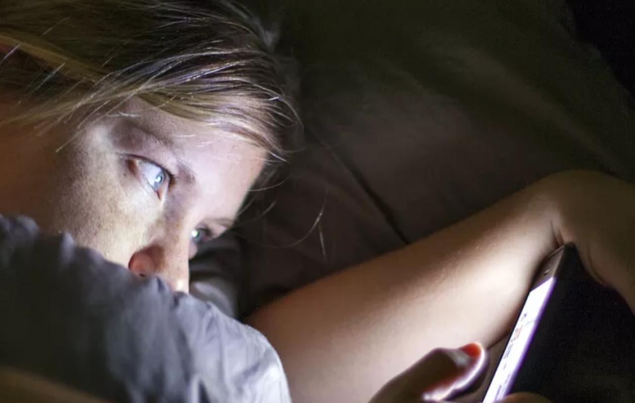 Pour bien s’endormir, combien de temps avant de se coucher faut-il arrêter de regarder son portable ?