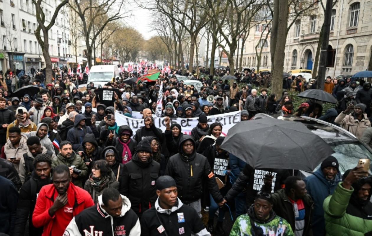 Des milliers de personnes dans la rue à Paris pour soutenir la famille d'un Mauritanien mort en garde à vue