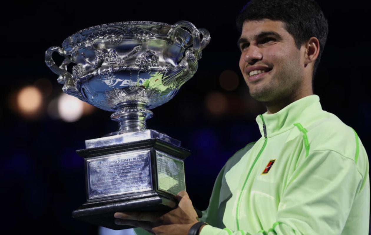 Tennis: Carlos Alcaraz remporte l'Open d'Australie en battant Novak Djokovic
