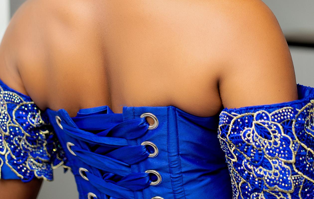Beauté à tout prix : corsets serrés, le lourd tribut payé par les femmes lors des cérémonies