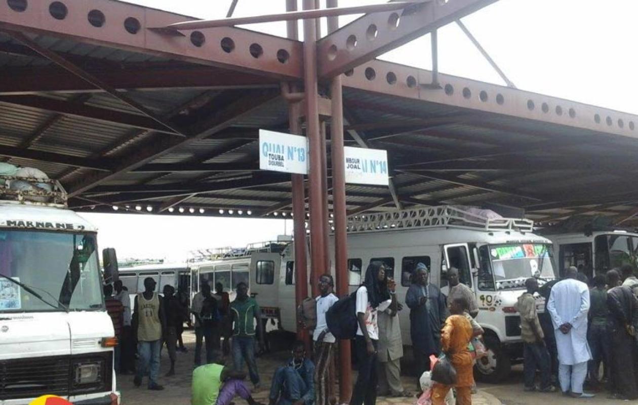 Déguerpissement à Pikine : Un coiffeur monte sur un mur et menace de se suicider pour sauver son salon