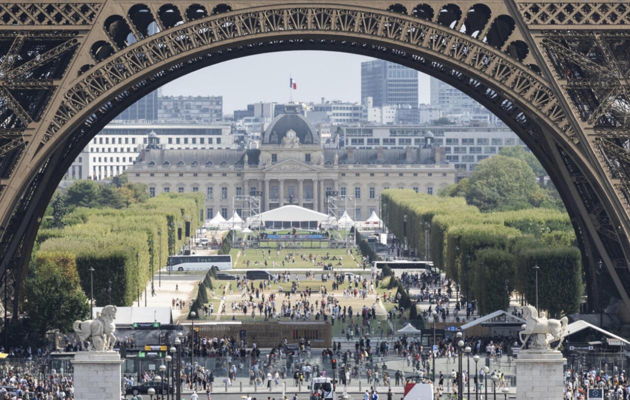 Sur la tour Eiffel, 72 femmes savantes choisies pour rejoindre leurs pairs masculins