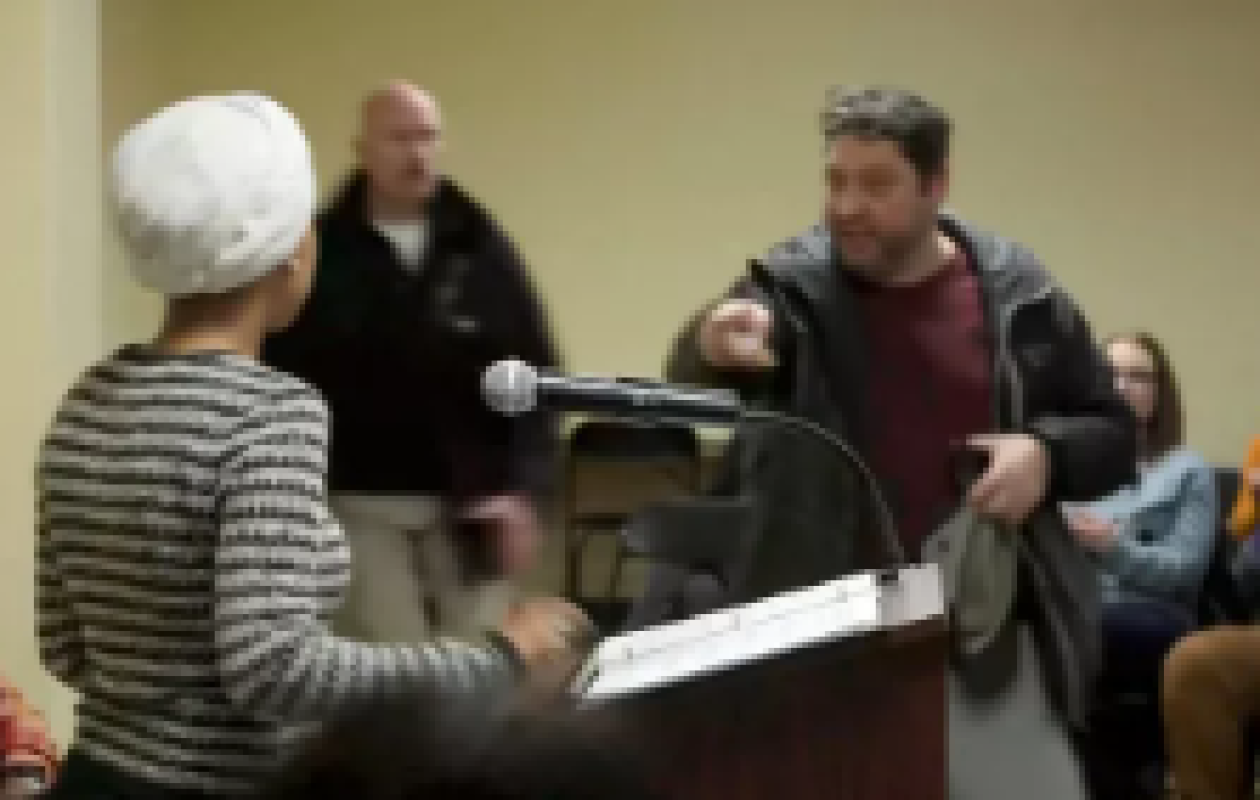 À Minneapolis, l'élue démocrate Ilhan Omar, bête noire de Trump, visée par un jet de liquide lors d'un discours