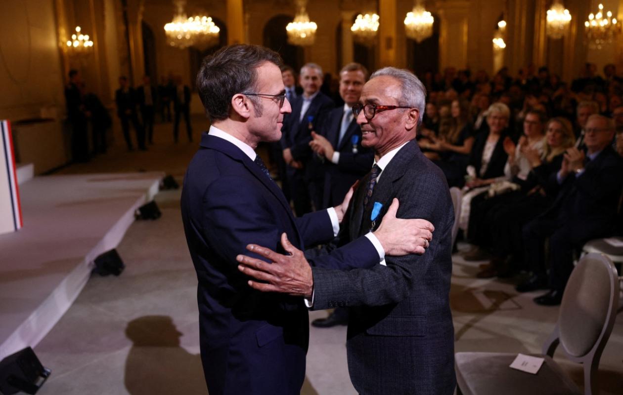 "Ça y est je suis chevalier!": Macron décore le dernier vendeur de journaux à la criée de Paris