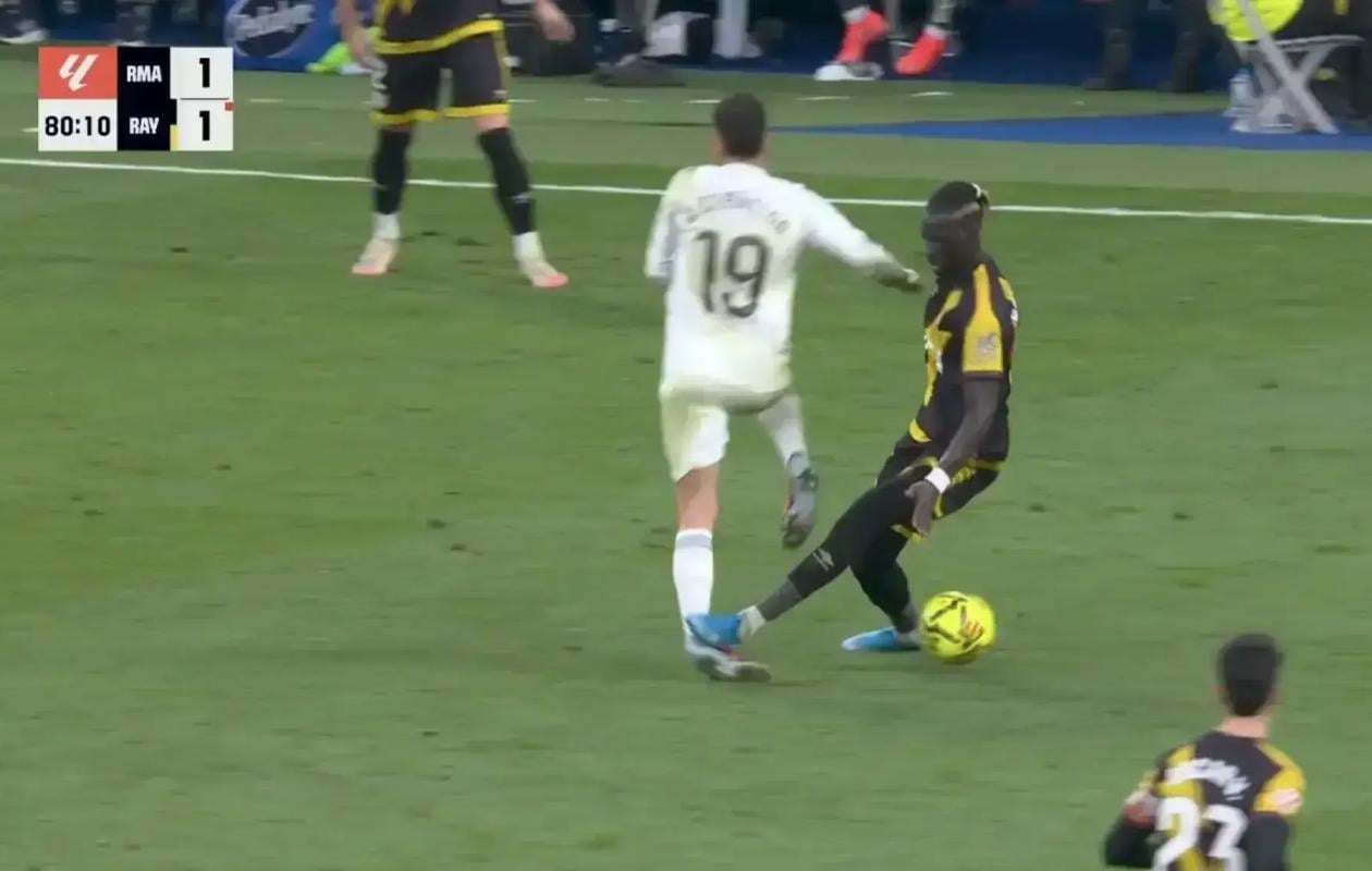 "C’était rouge": le message classe de Pathé Ciss après son expulsion lors de Real Madrid-Rayo Vallecano