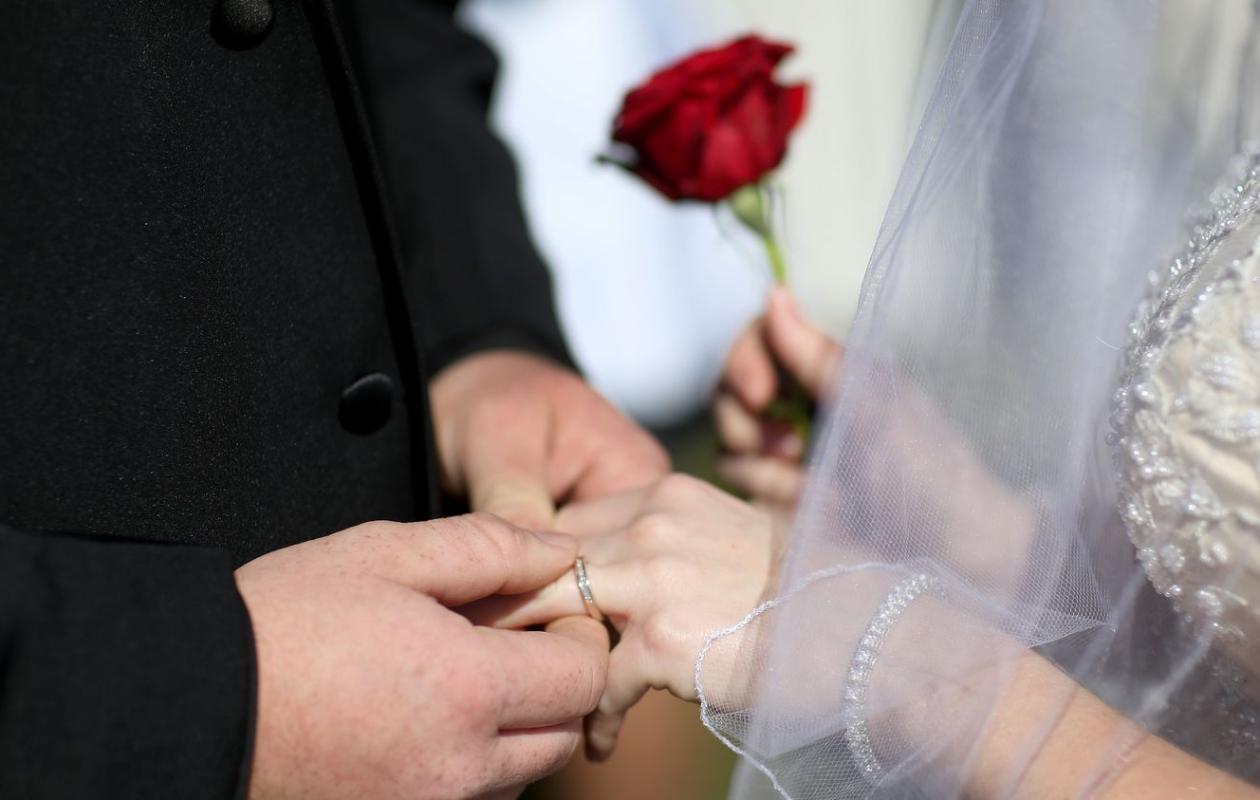 Réseau de "mariages blancs" aux Etats-Unis : 11 personnes inculpées