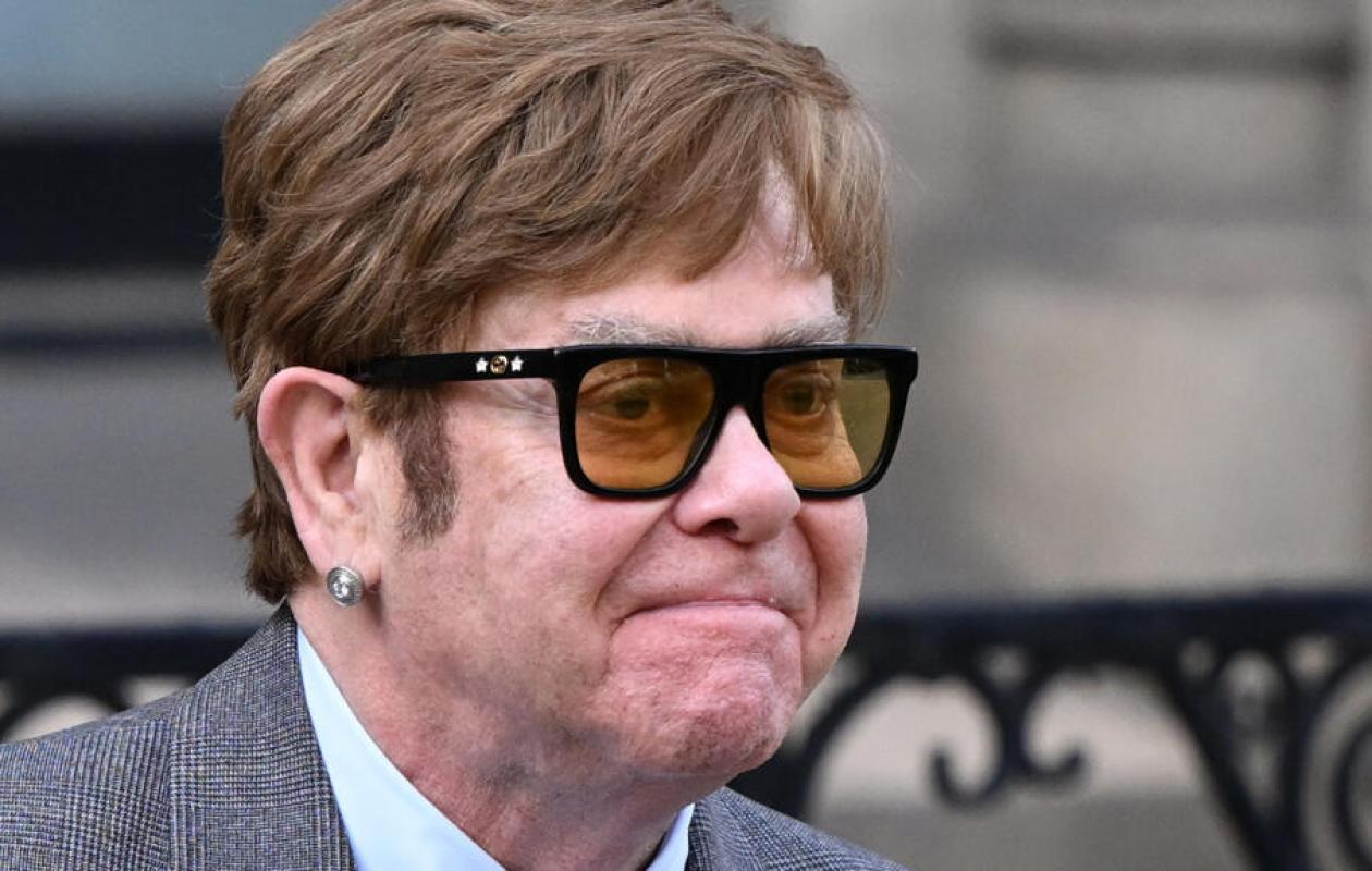 Elton John, en colère, accuse le Daily Mail d'atteintes "odieuses" à sa vie privée