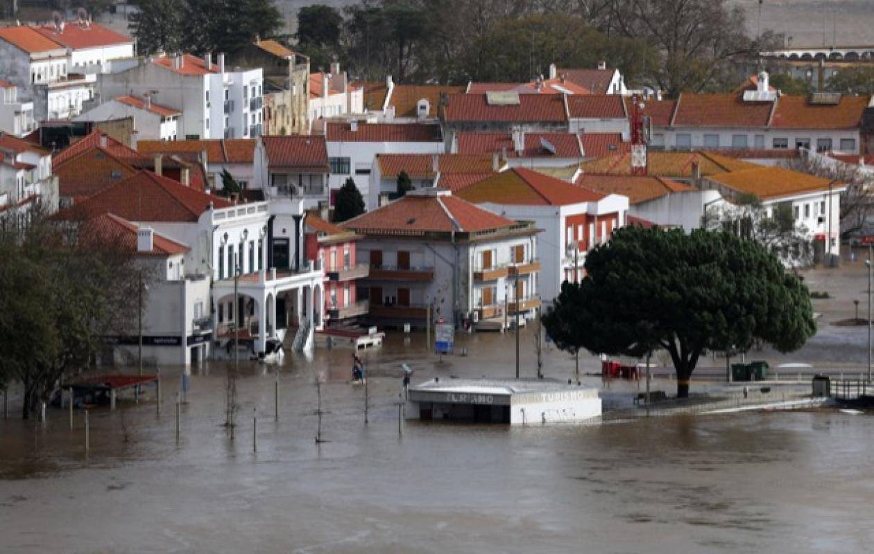 Portugal : les images impressionnantes des inondations qui touchent le pays