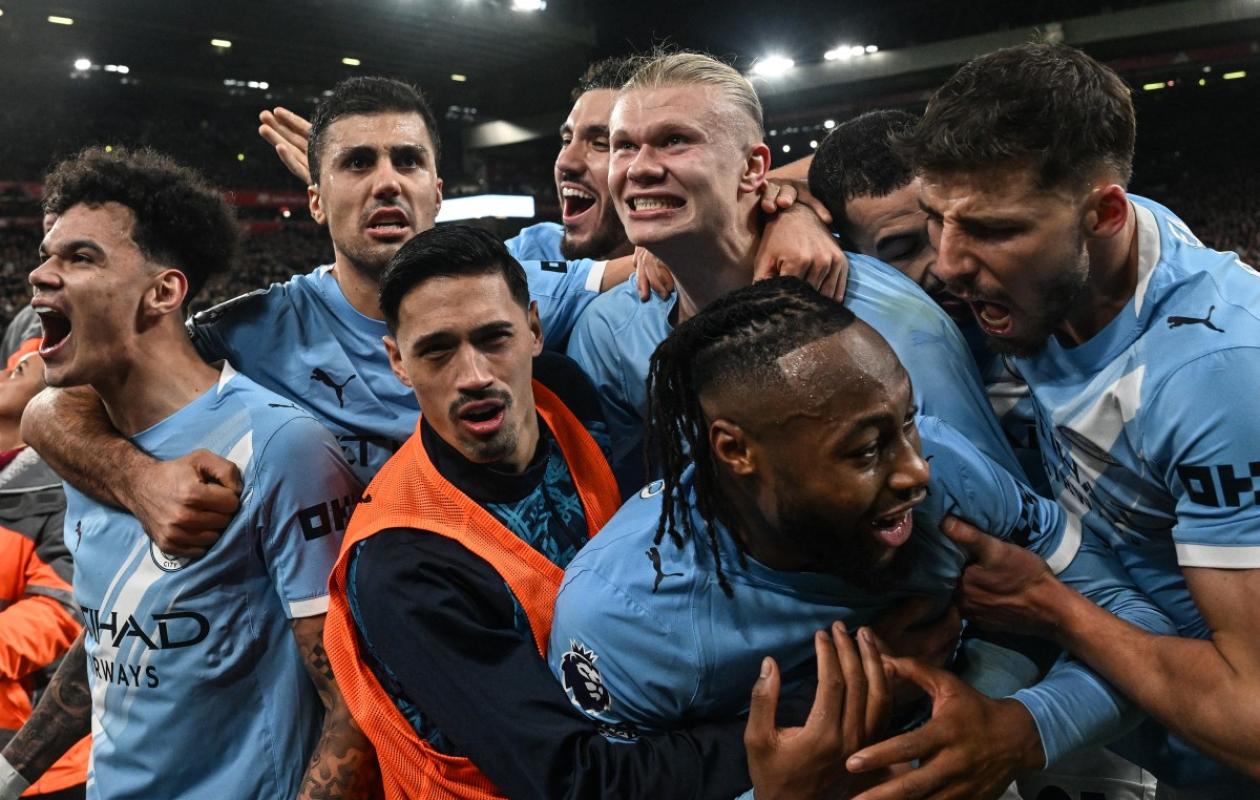 Angleterre: Manchester City terrasse Anfield et ne lâche pas Arsenal