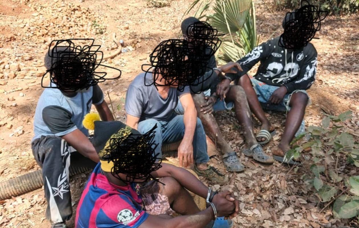 Saraya : Cinq individus interpellés, six pelles mécaniques saisies dans une zone minière sous suspension