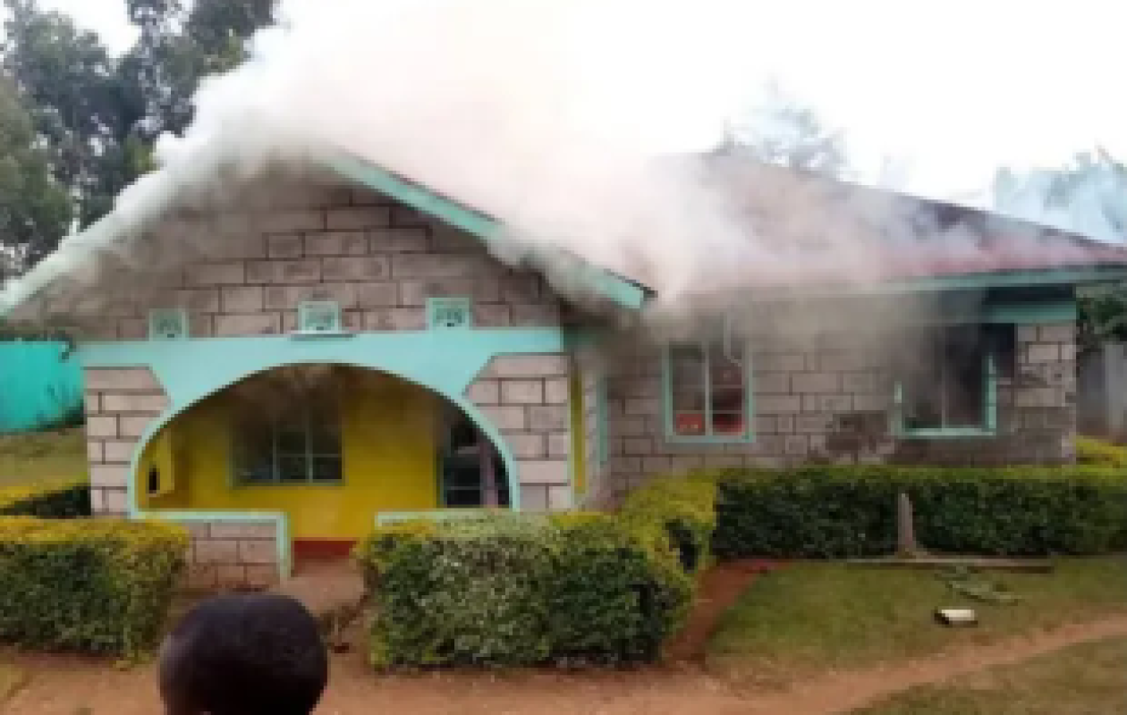 Un homme de 35 ans incendie la maison familiale après que son père lui a refusé de l’argent