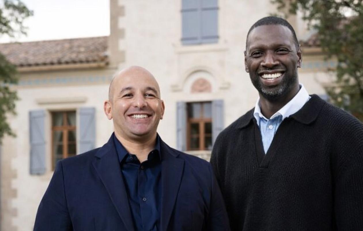 «J’aime les expériences où chacun peut partager le même moment» : Omar Sy investit dans le vin sans alcool