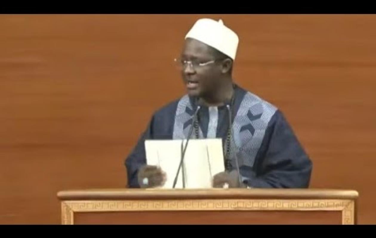 Cheikh Bara Brandit le Coran et Sert une Réplique Salée à Farba Ngom