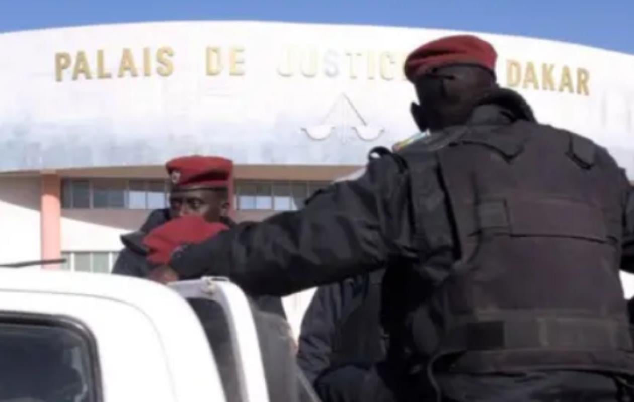 L'opération anti-drogue dégénère : deux policiers lynchés, l'un d'entre eux dépouillé de son téléphone