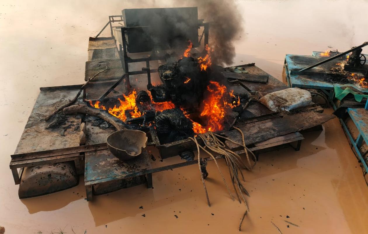 Lutte contre l’orpaillage clandestin : Le GARSI 2 détruit quatre dragues sur la rive de la Falémé