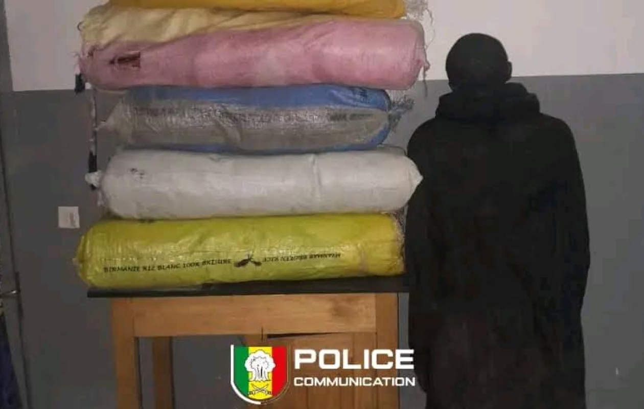 Sédhiou : il transporte 56 kg de drogue à vélo vers la Guinée-Bissau pour 60 000 FCFA